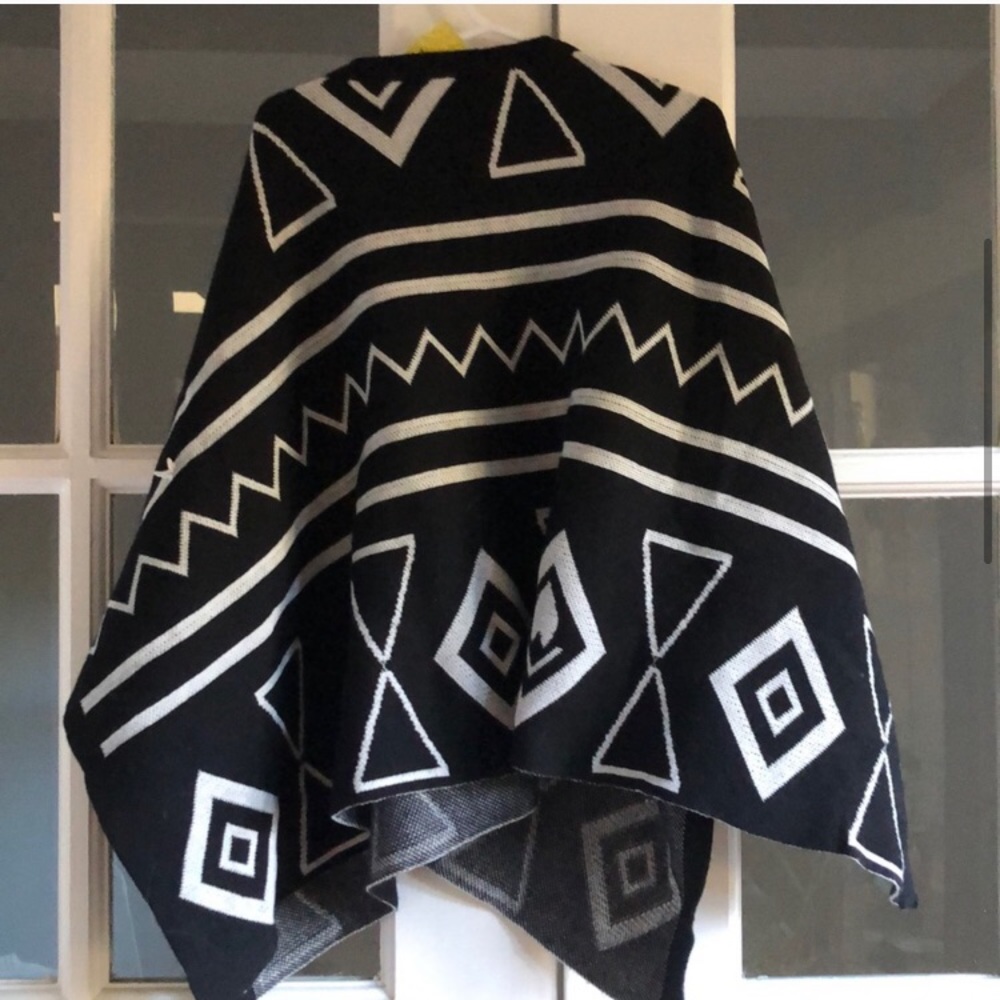 NWT Ryleigh Rue’s Girls Poncho Sweater - Picture 6 of 8